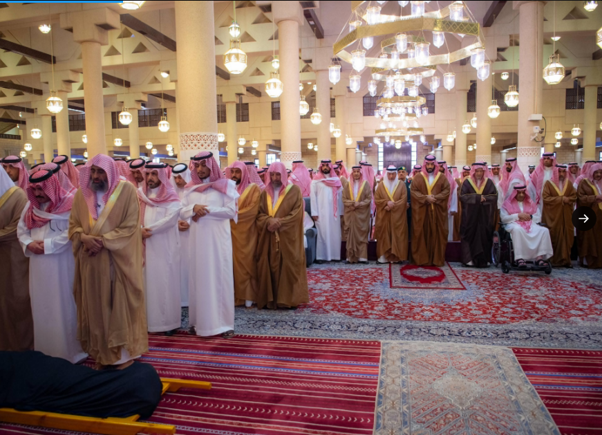 ولي العهد يؤدي صلاة الميت على الأميرة لطيفة بنت عبدالعزيز