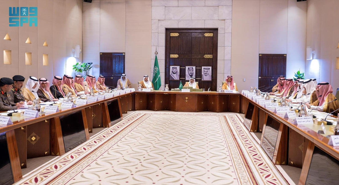 أمير الرياض يجتمع مع المحافظين