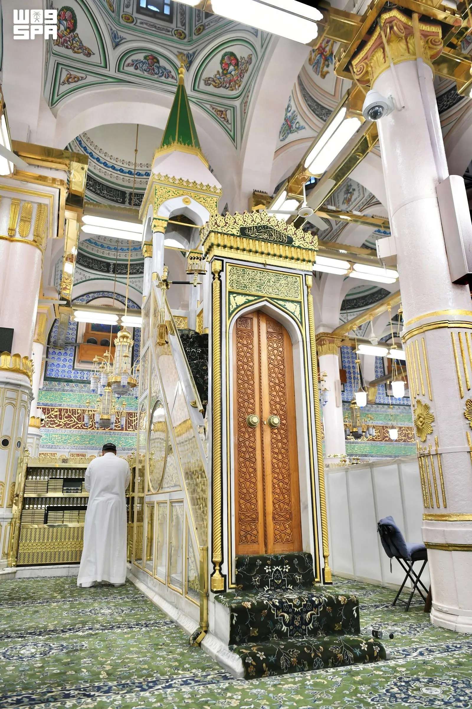 منبر النبي معلم تاريخي يأسر  قلوب زوار المسجد النبوي