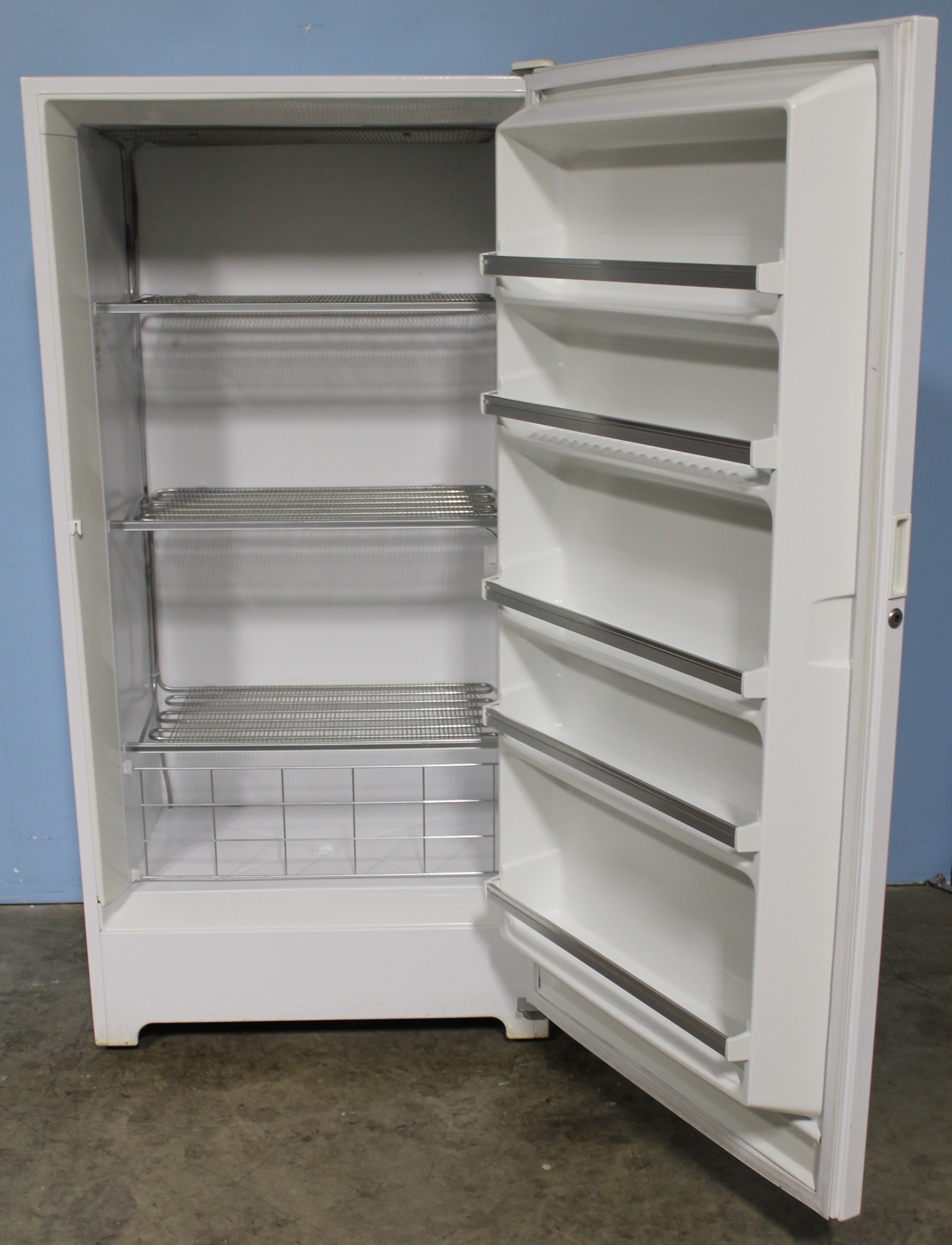 Refurbished WhiteWestinghouse 20 Upright Freezer Model MFU17M3BW3