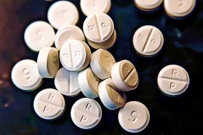 How Long Does Oxycodone Stay in Your System? Half Life and Effects