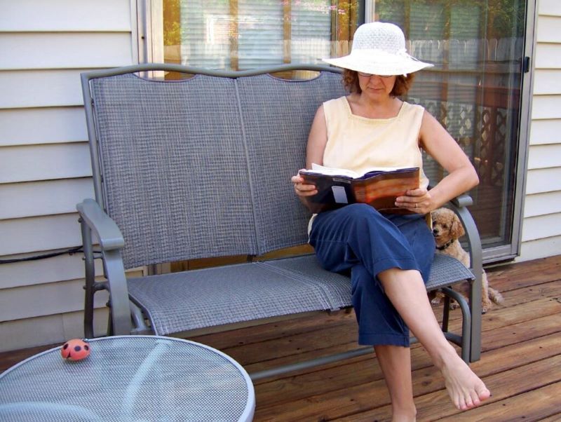 The Main Differences Between an Outdoor Glider and a Porch Swing