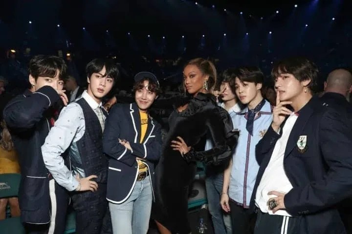 Les BTS et l'animatrice de America's Got Talent s