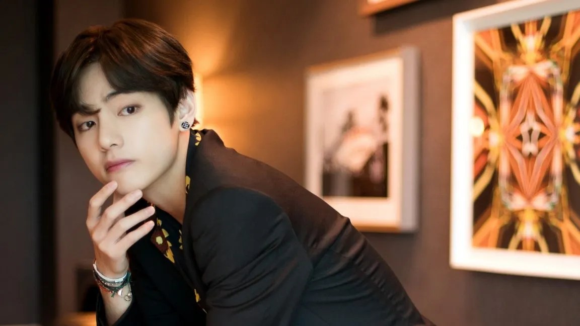 V des BTS a fait se vendre en totalité un pull vert porté dans les