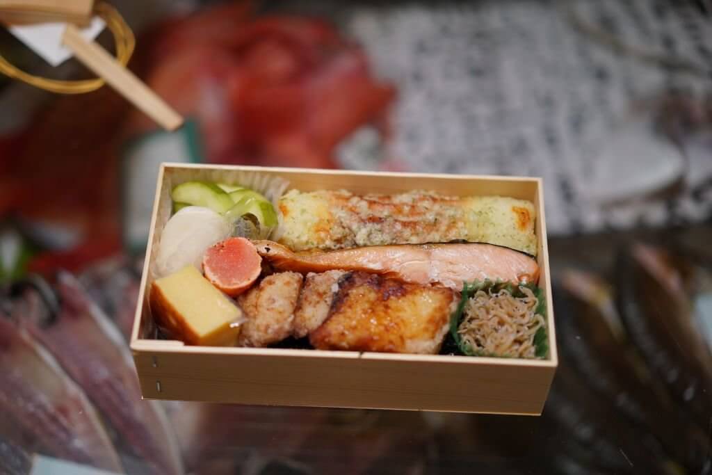 【根津 松本】日本一の魚屋が作る「のり弁当&ちらし寿司」
