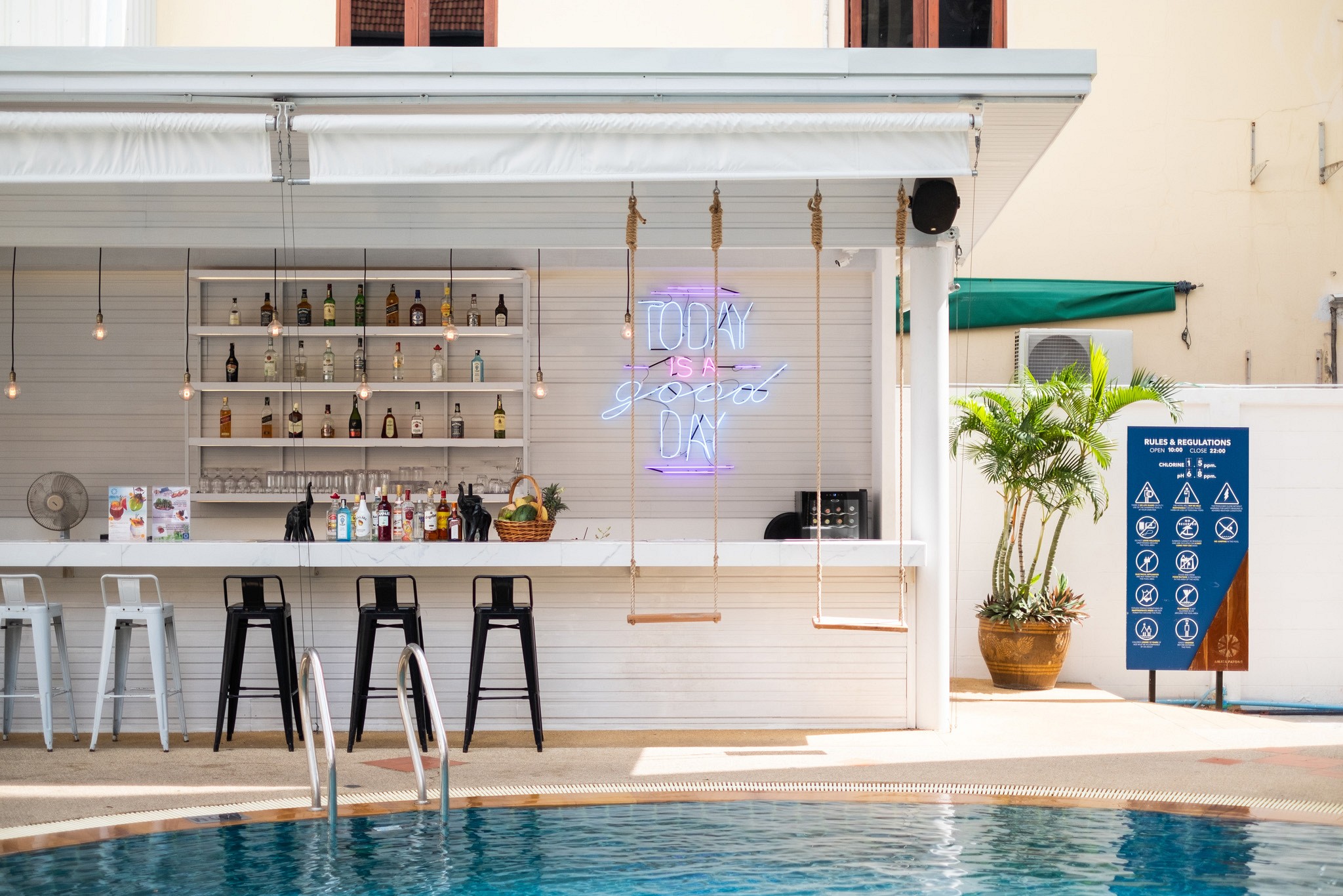 Swimming Pool & Pool Bar Fullboard, halfboard & selfcatering