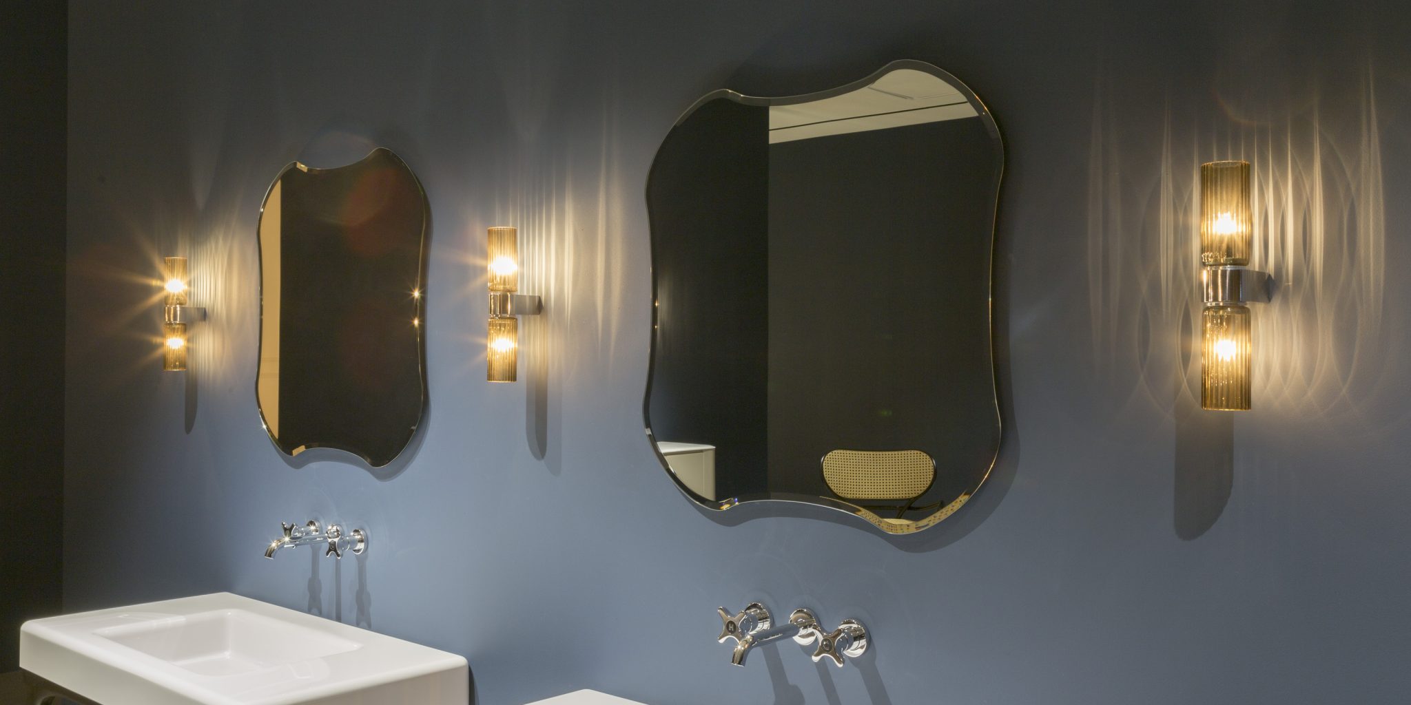 LUXOR MIRROR Ambient Showroom
