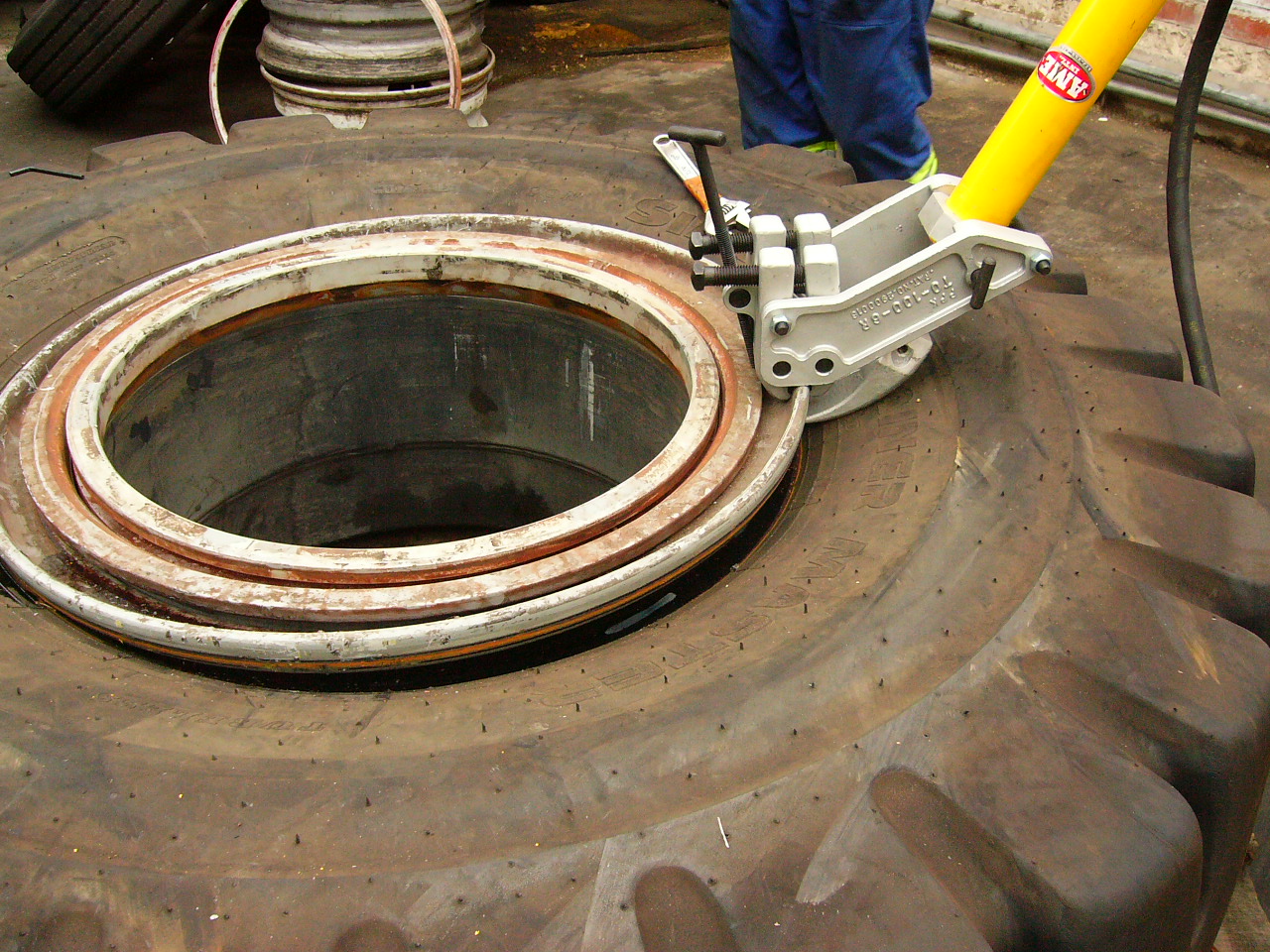 AME INTL OTR TIRE BEAD BREAKER AME INTL