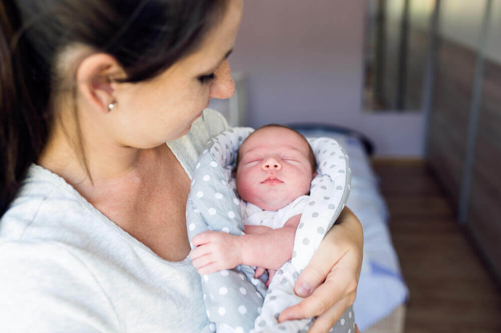 Mon bébé s'endort seulement dans mes bras Améliore ta Santé