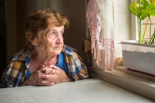 Comment la solitude affectetelle les personnes âgées