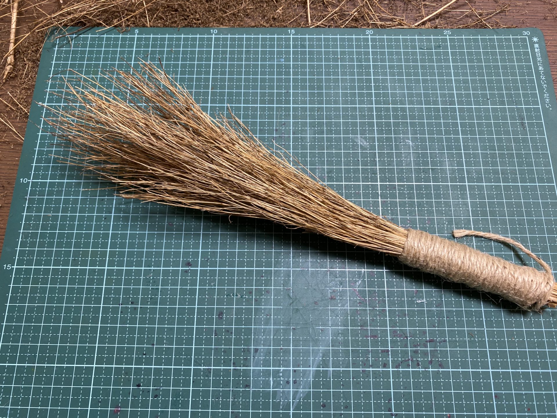 庭先のコキア（その⑬）〜昨年のコキアを使って卓上用のミニほうきを作ります（後編） 雨がやんだら裏庭に
