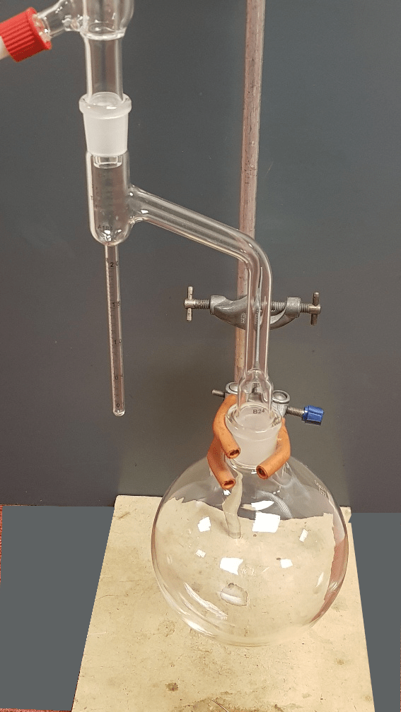 Apparatus used for the determination of water in crude oil by distillation.