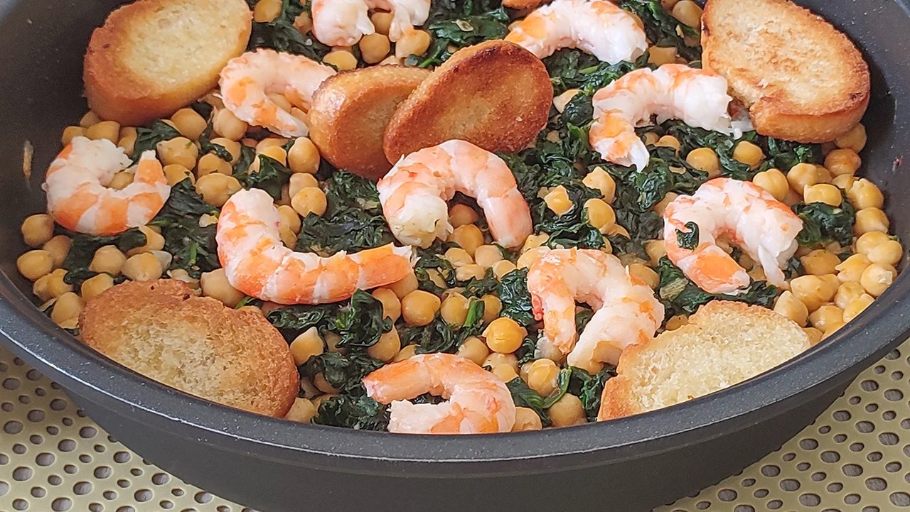 Garbanzos con espinacas y langostinos
