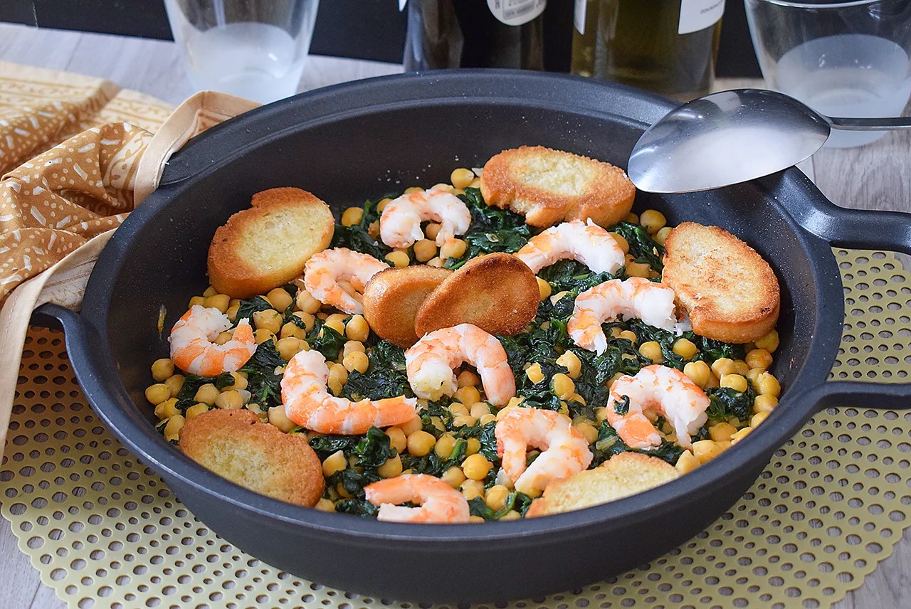 Garbanzos con espinacas y langostinos