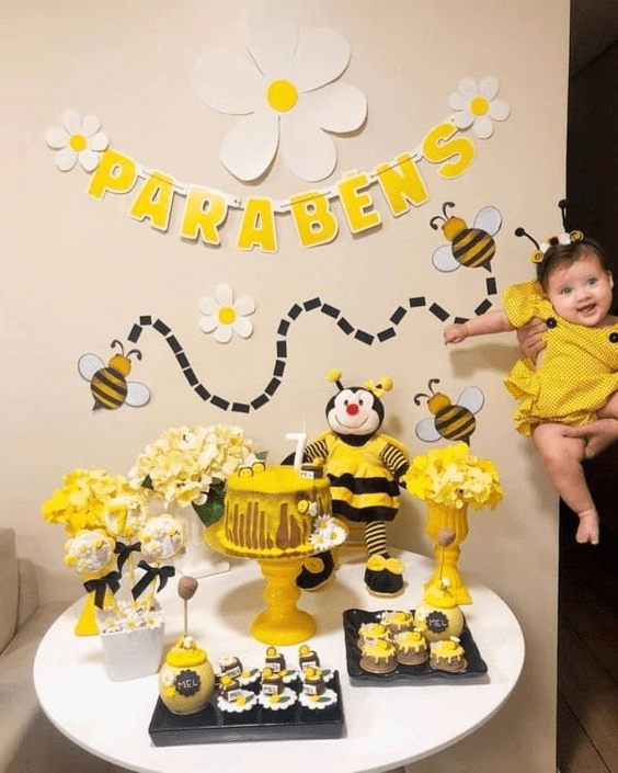 Mesversário Veja dicas de temas para decoração e bolo!