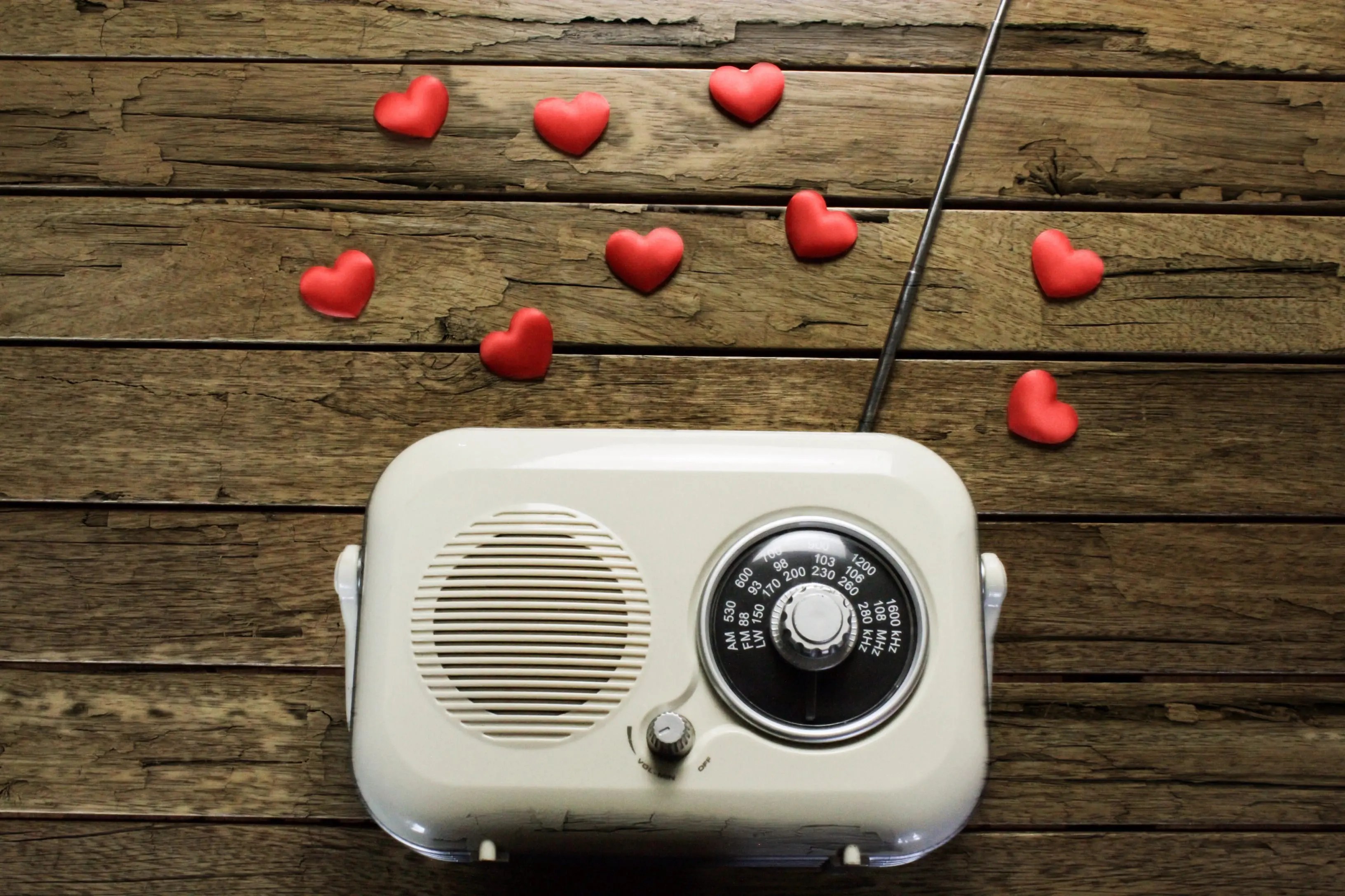 ¡Celebremos con Amor el Día Mundial de la Radio! 📻 Amor Sólo Música