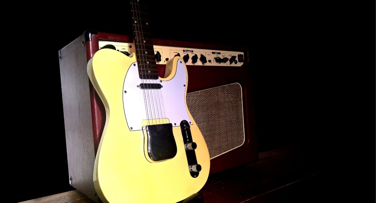 How to Use a Guitar Amp With an Electric Guitar