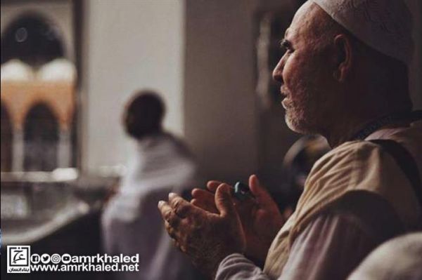 بصوت عمرو خالد.. دعاء لـ الكشف عن المهمومين وفك كرب المكروبين