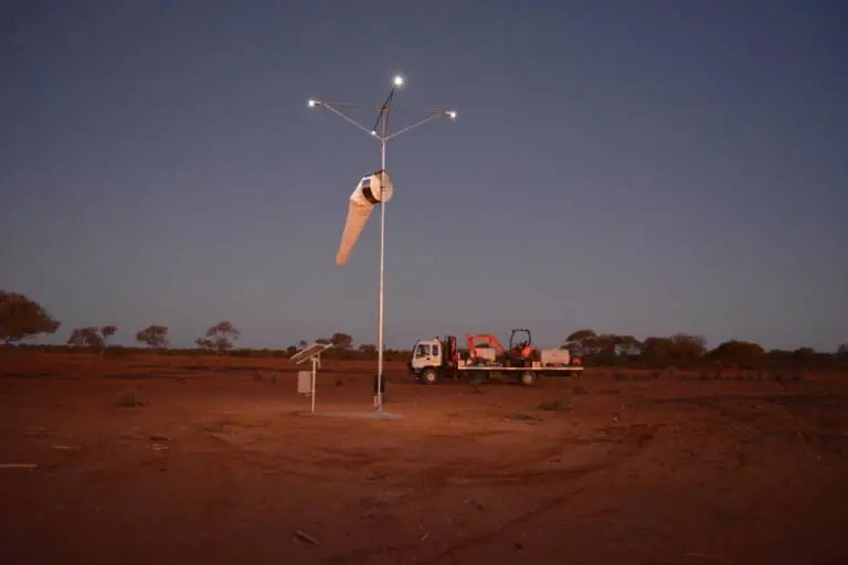 Illuminated Wind Direction Indicator Pole with 4 Way Cross Bar LED