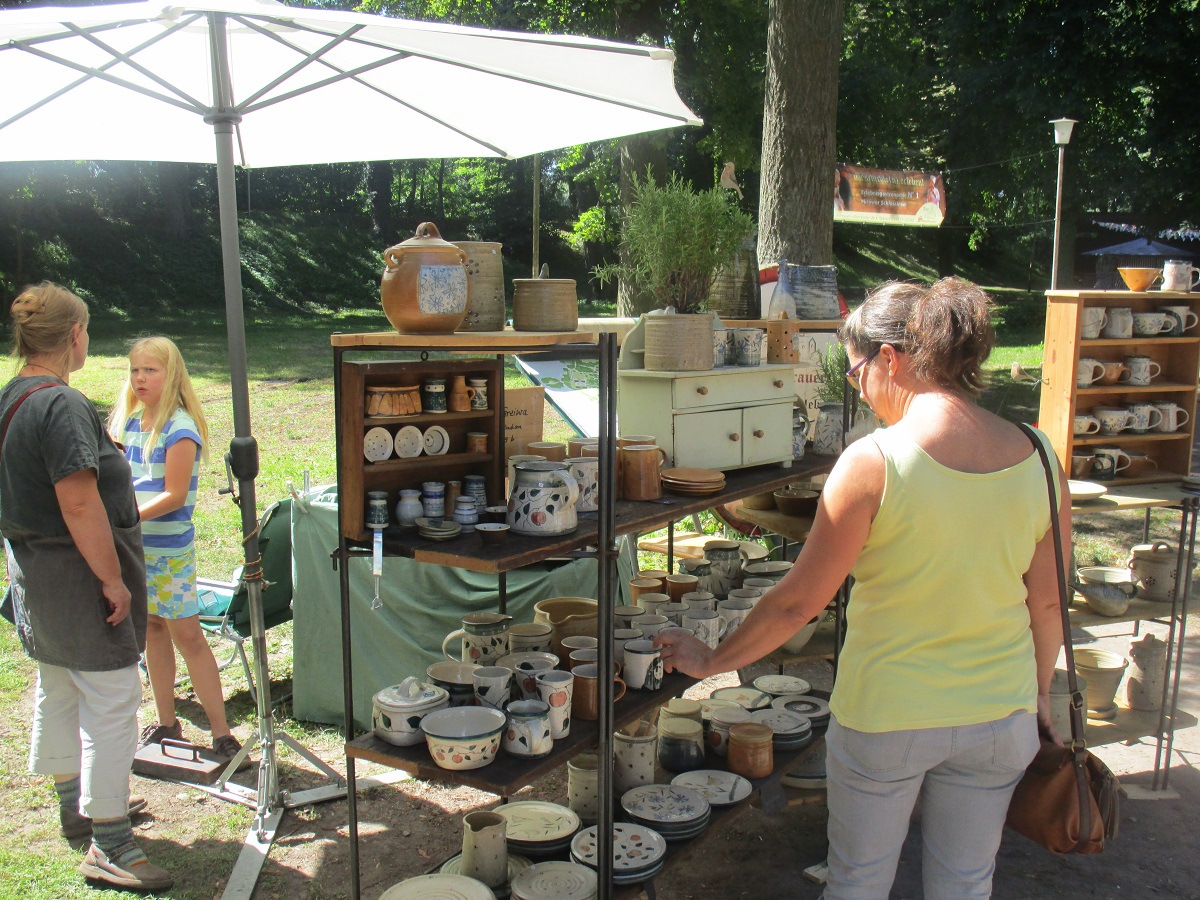 Mirows Kunstmarkt lässt es auch in diesem Jahr nicht an Anziehungskraft mangeln Strelitzius Blog