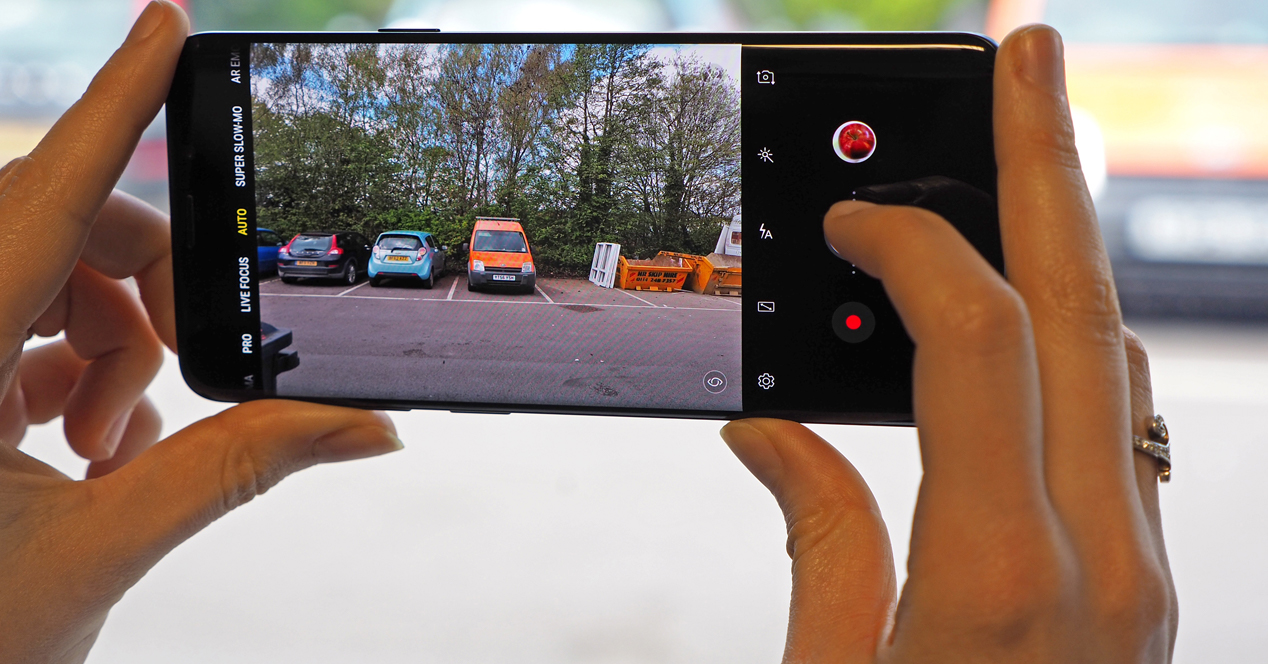 Take photos while recording a video with your Android