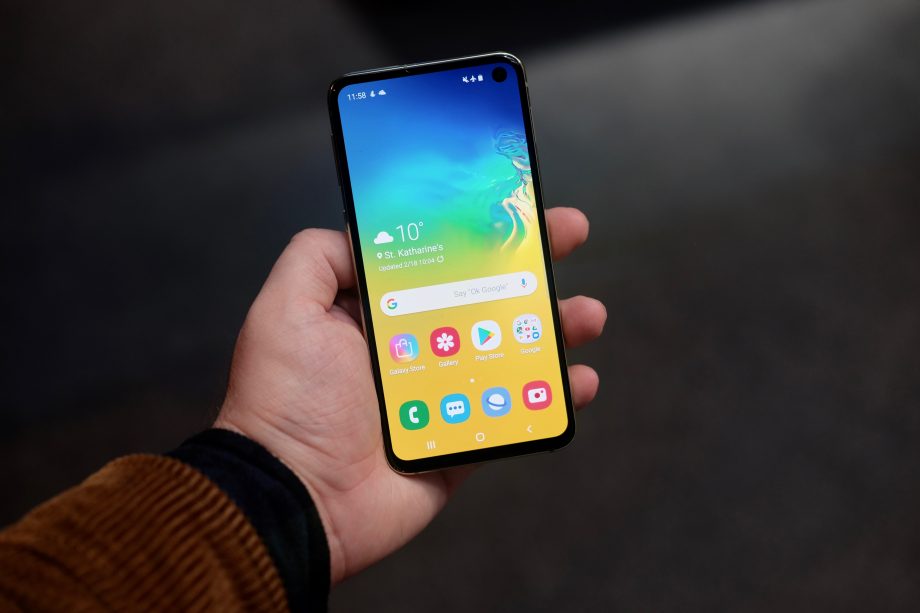 Galaxy S10E Learn to Enable the Lock Home Screen Layout • Android Flagship
