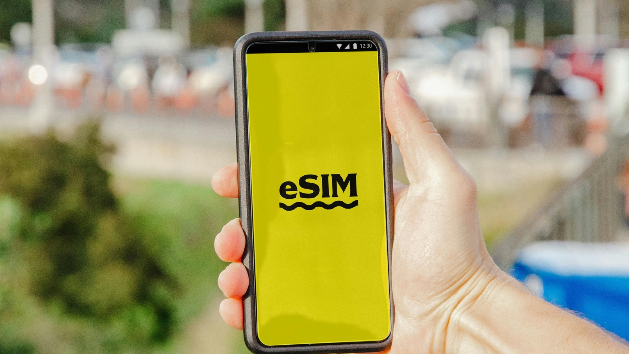 このように、物理的な SIM を複雑な手順を踏まずに eSIM に変換できます。