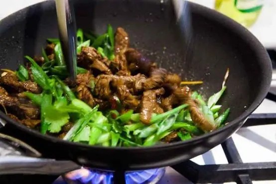 sauté de boeuf au gingembre et aux légumes