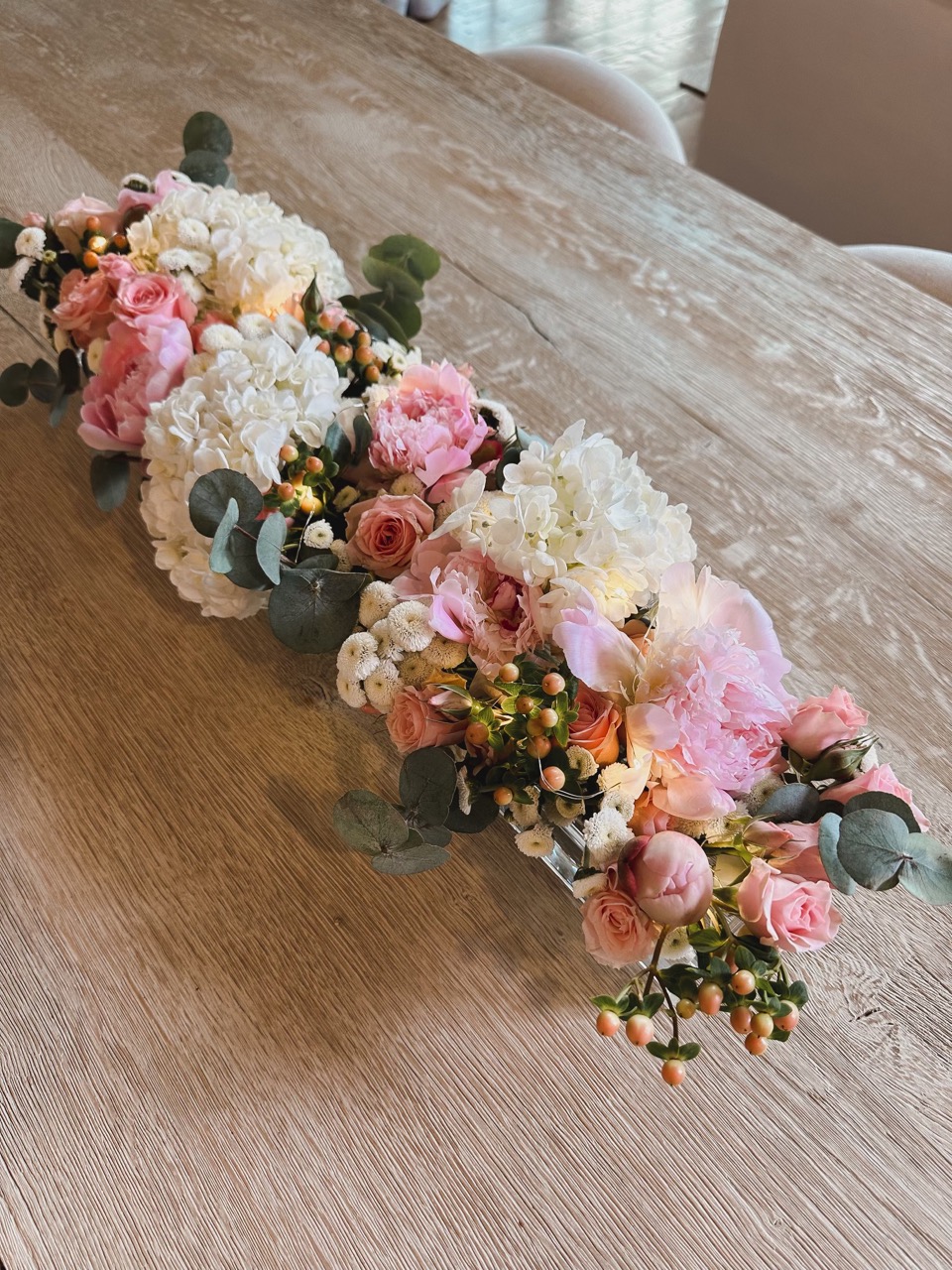 How to Create Stunning Flower Arrangements Using Acrylic Vases