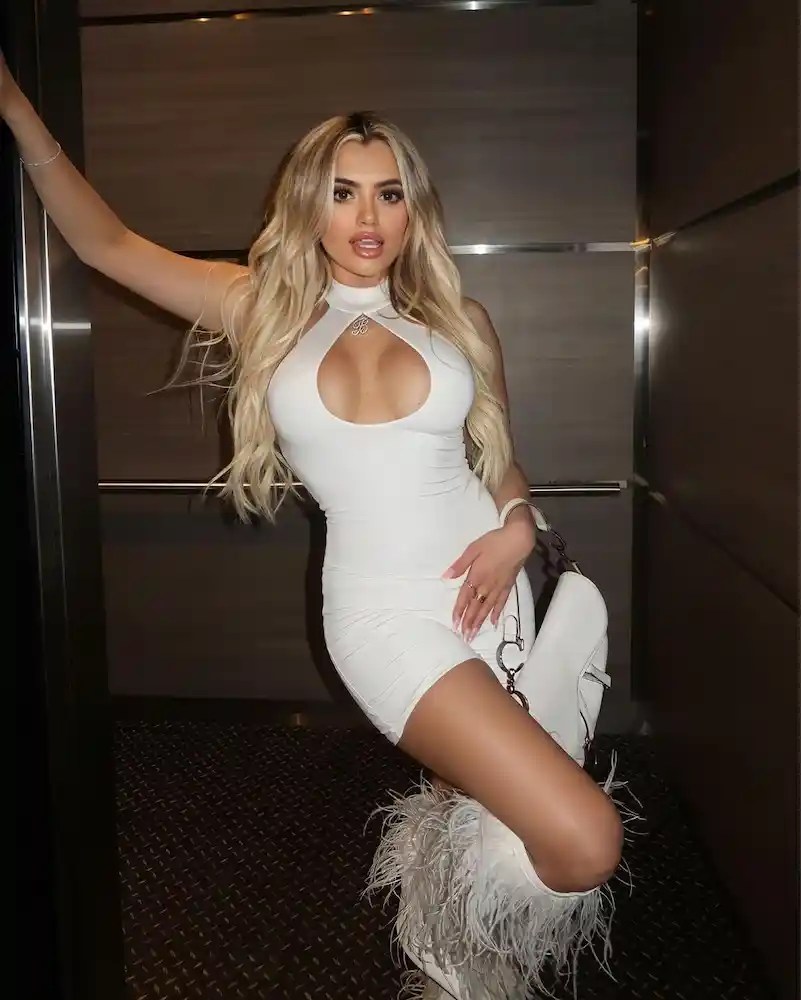 Brandi Burr Bio, Age, Wiki, Dating? Married? Net Worth, Biography, WIkipedia, Husband, Boyfriend.