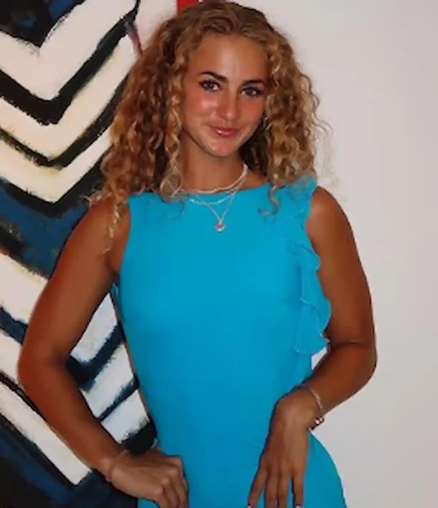 Claire Stone Bio, Age, Wiki, Boyfriend, Net Worth, Wikipedia, Biography,(03)