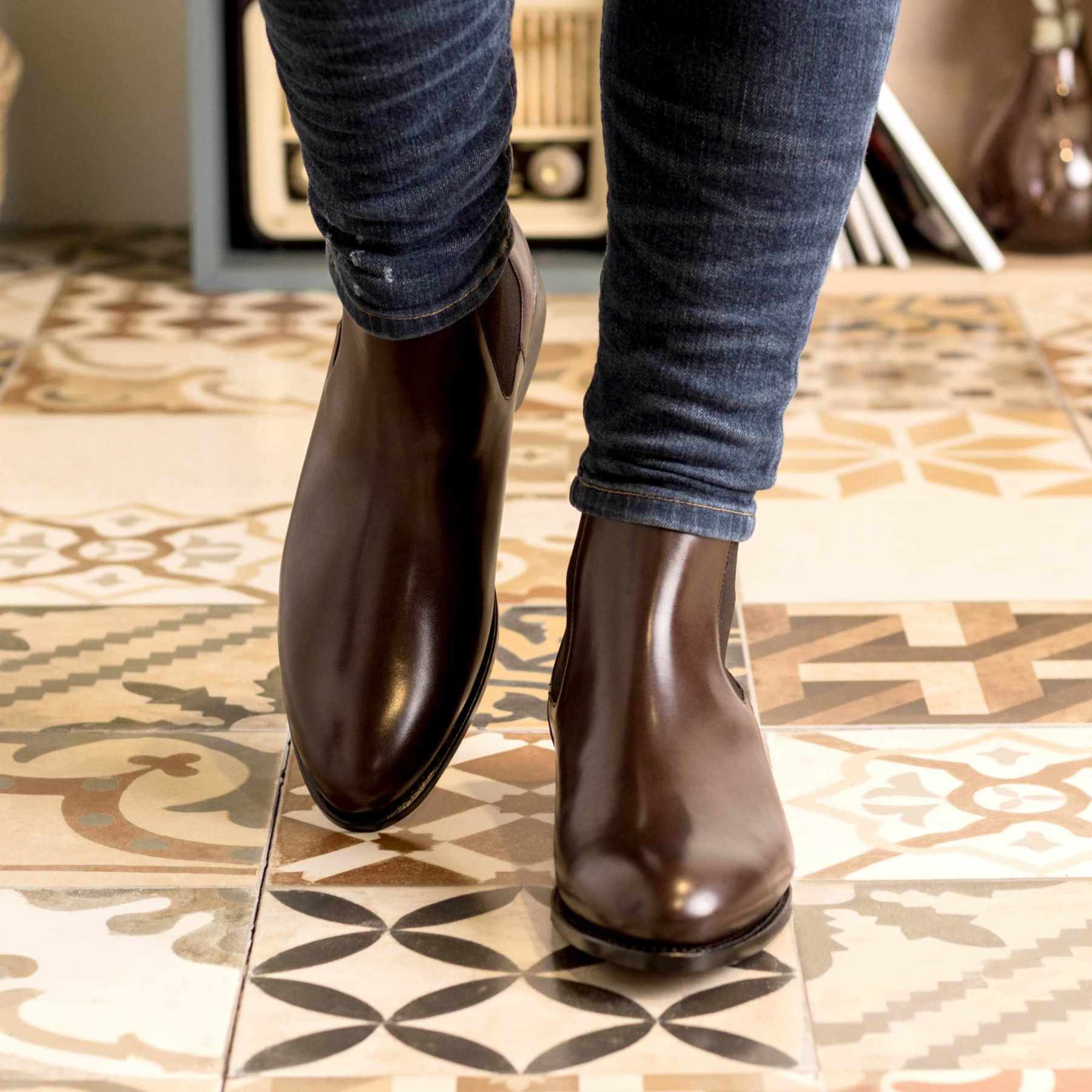 Arriba 49+ imagen dark brown chelsea boots mens outfit Abzlocal.mx
