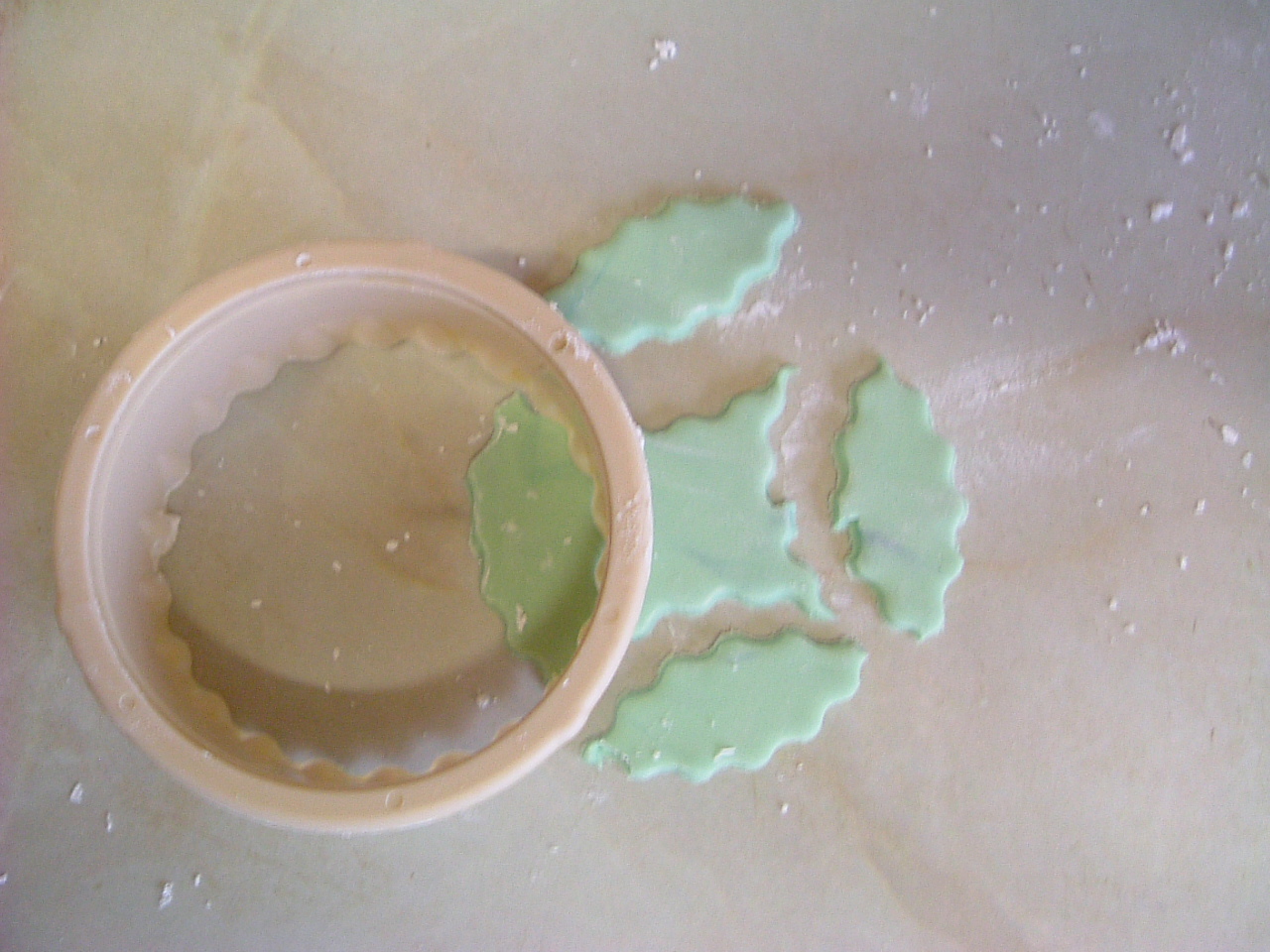 Icing holly leaves using pastry cutters Ann Foweraker