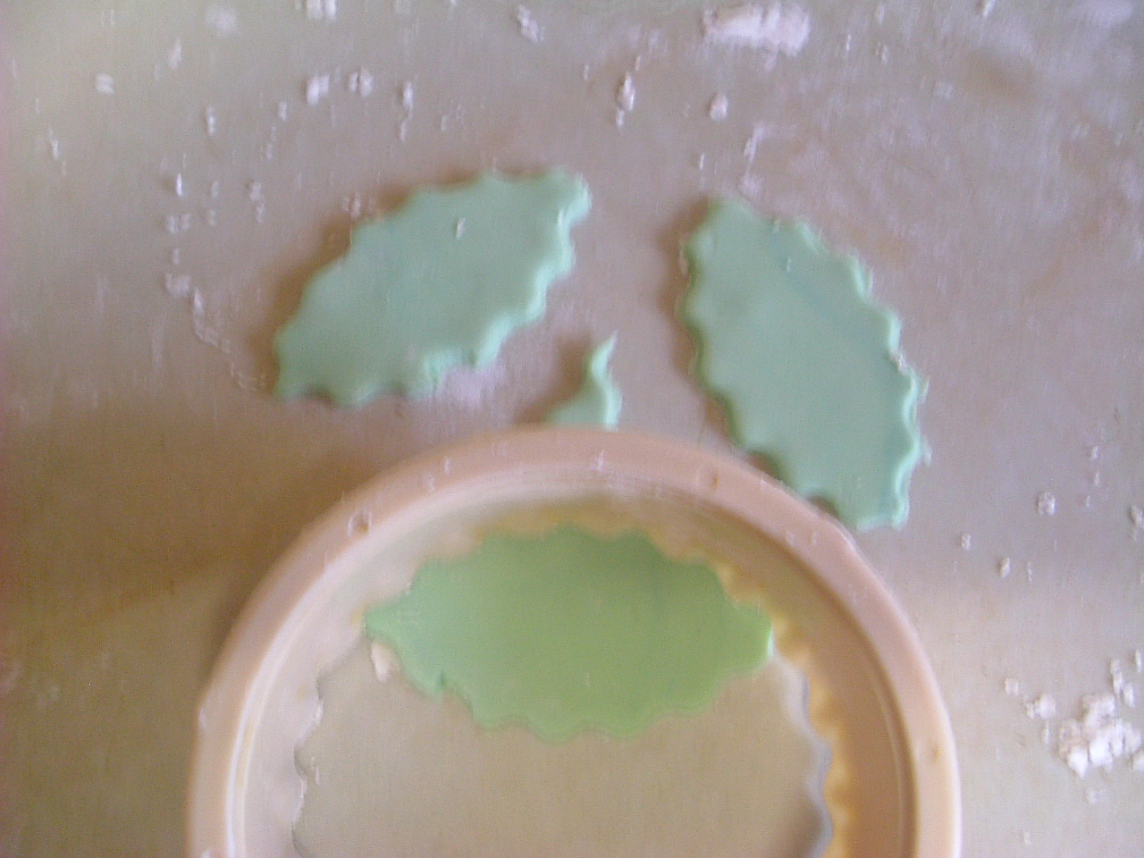 Icing holly leaves using pastry cutters Ann Foweraker