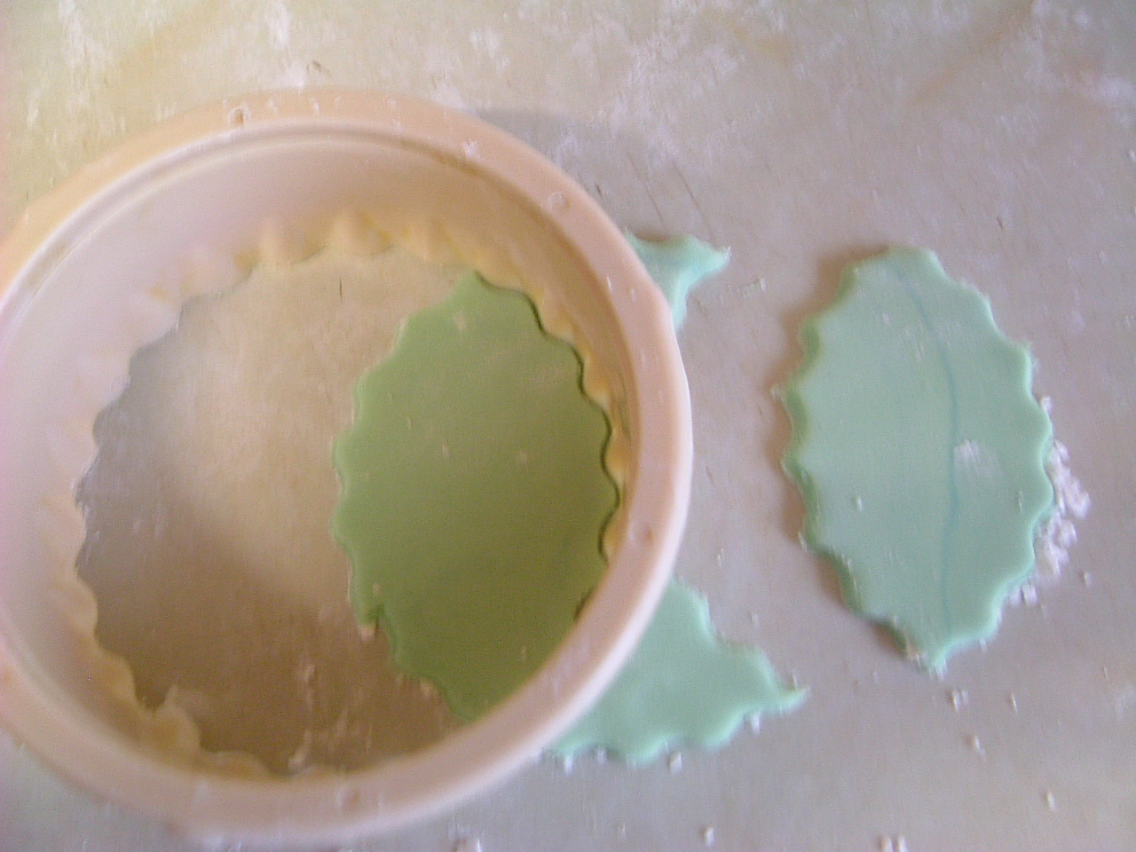 Icing holly leaves using pastry cutters Ann Foweraker