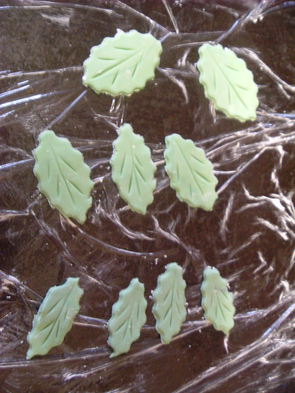 Icing holly leaves using pastry cutters Ann Foweraker