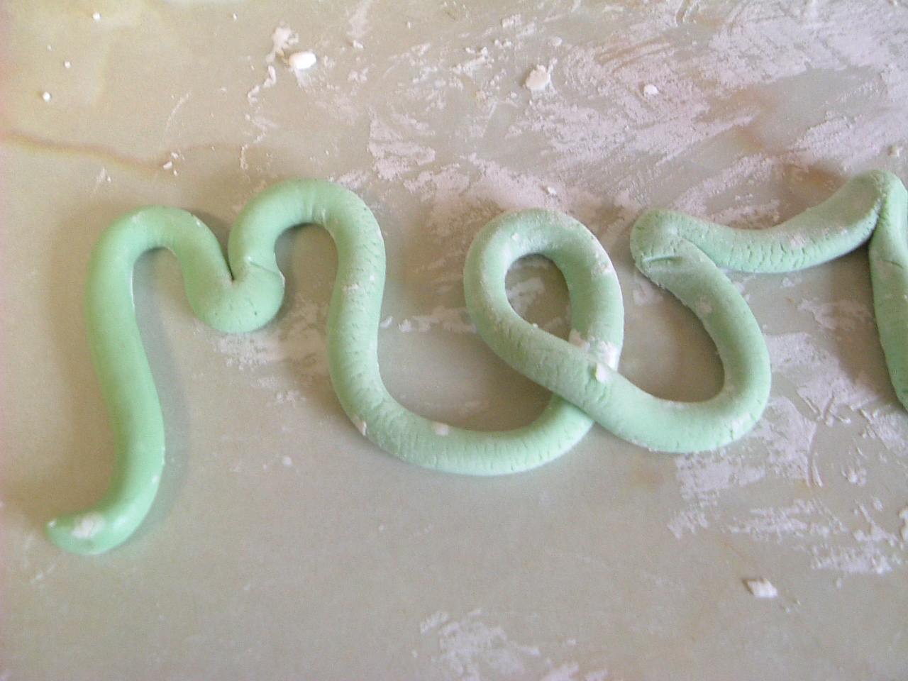 Icing holly leaves using pastry cutters Ann Foweraker