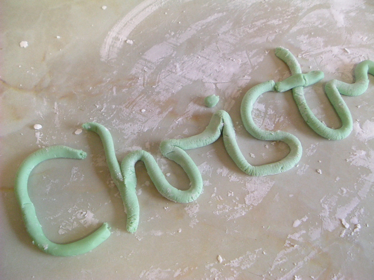 Icing holly leaves using pastry cutters Ann Foweraker