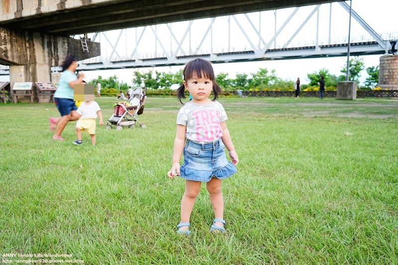 [育兒生活] 小波妞大紀事 1Y7M ♥ 順利戒掉白天尿布啦！！！(失敗例子／外出上廁所怎麼辦／心得／戒尿布好物分享）