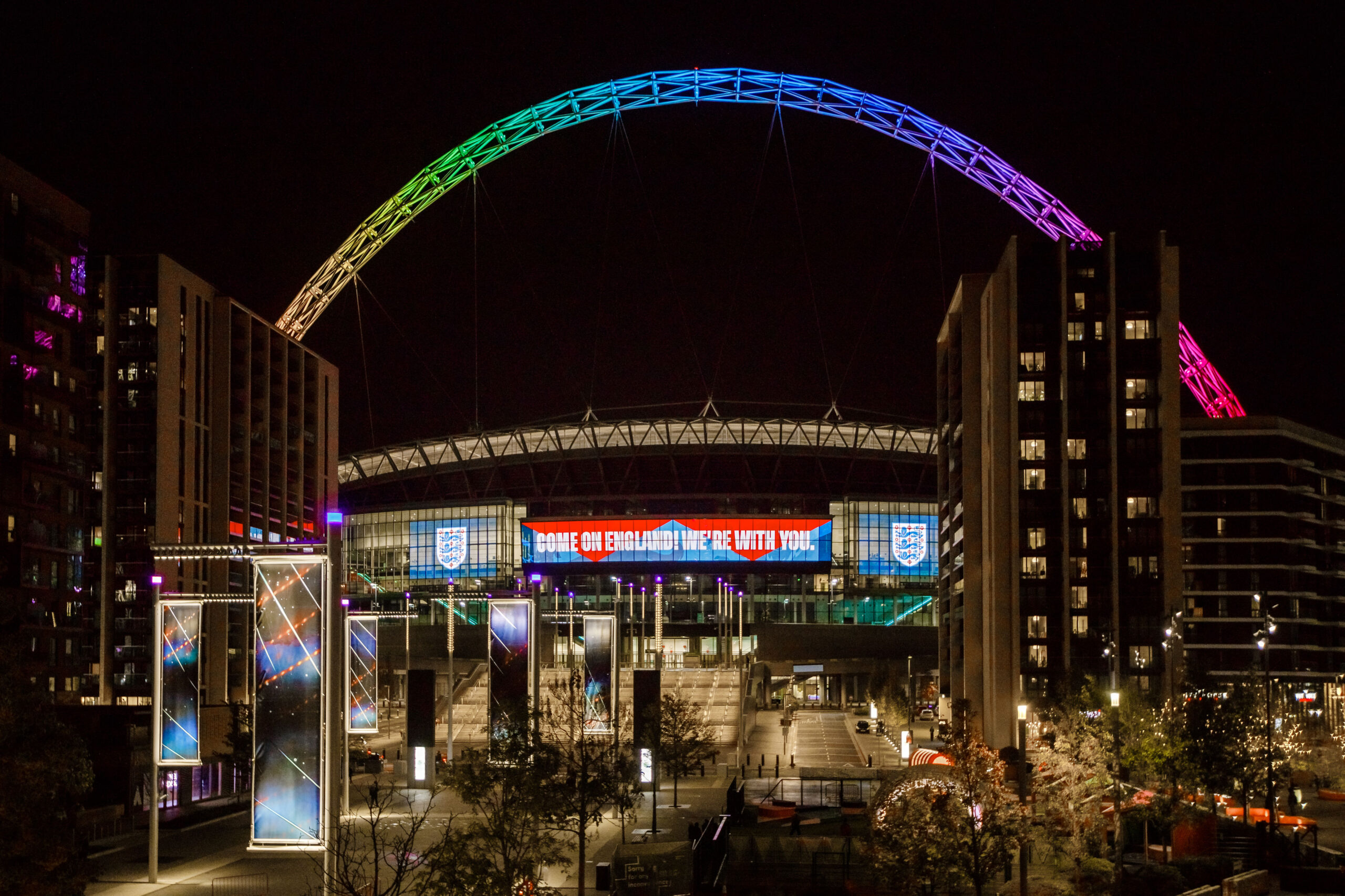 Iluminan el estadio de Wembley con los colores del arcoíris Anodis