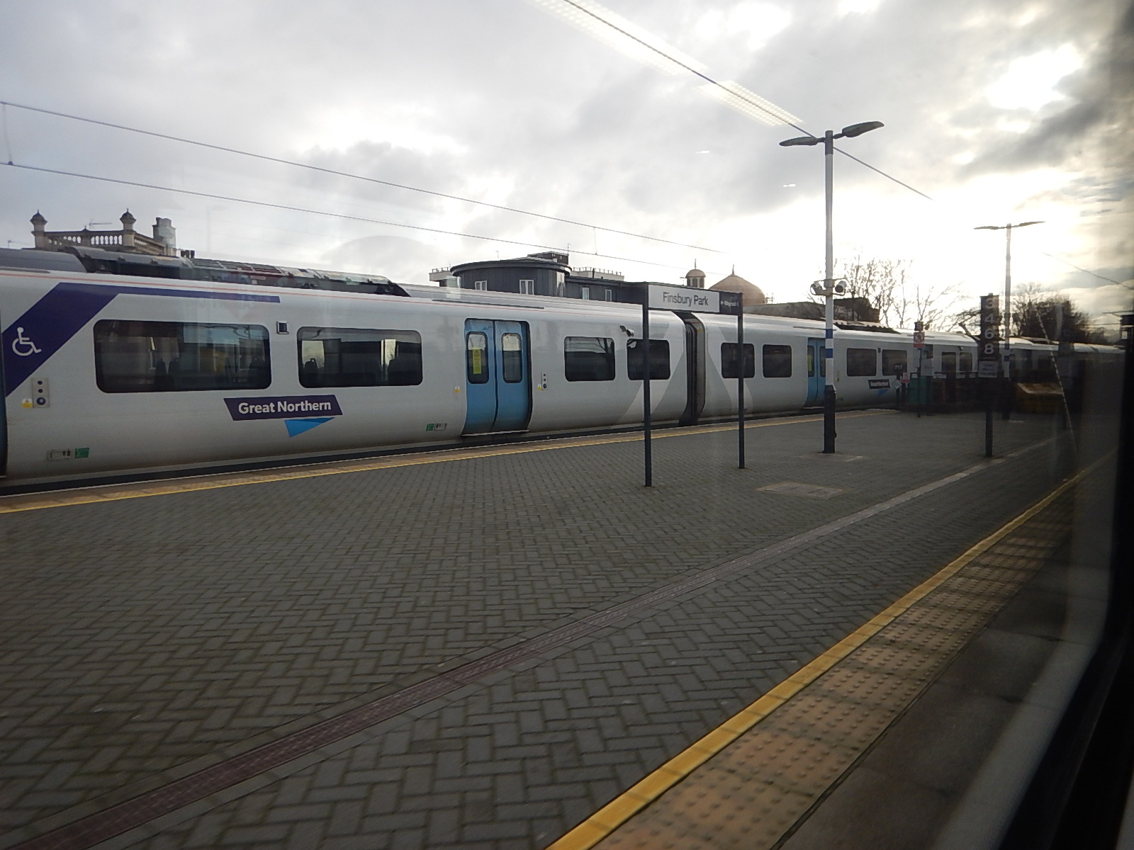 Parallel Trains At Finsbury Park « The Anonymous Widower