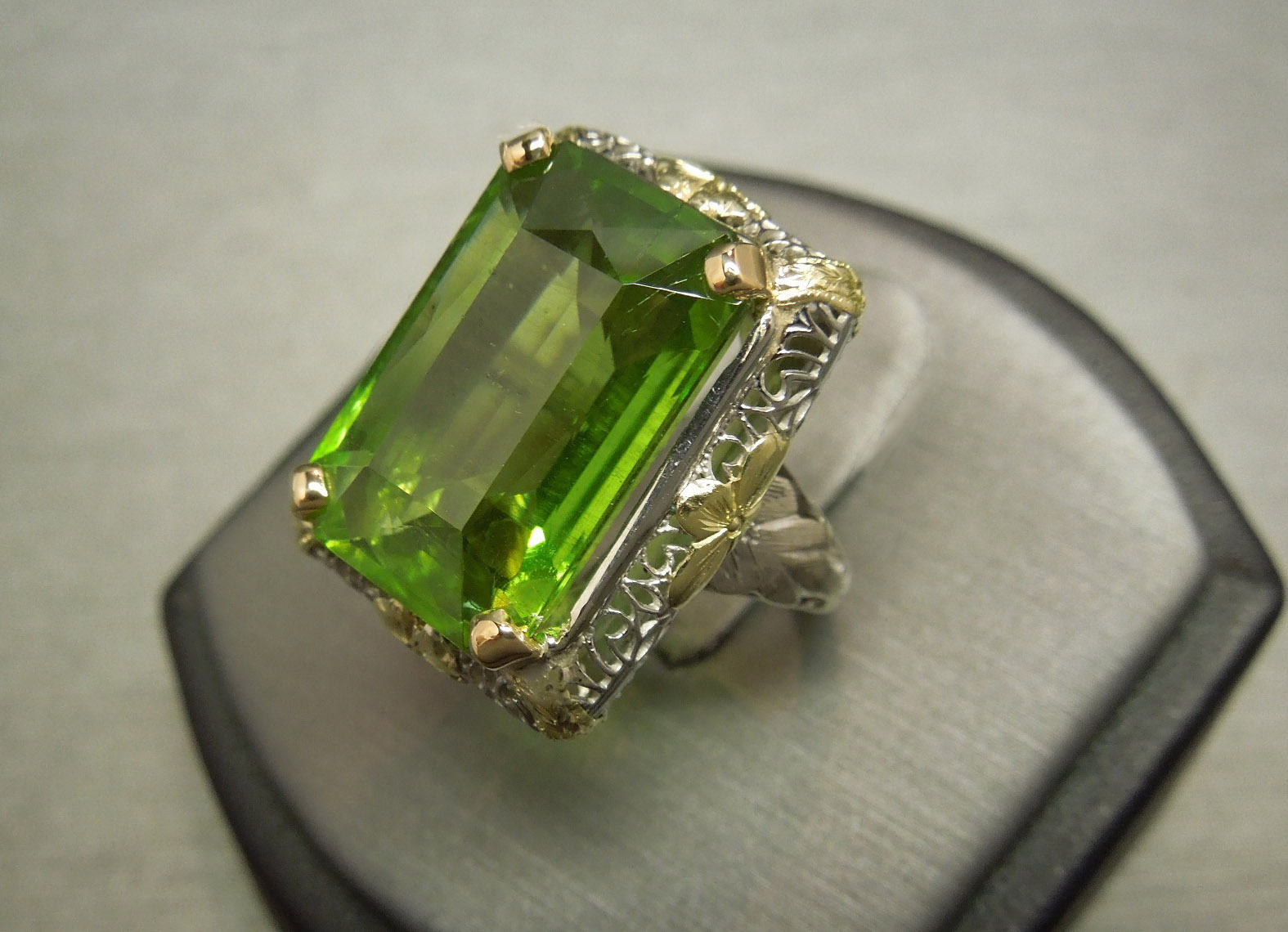 Antique Peridot 18K White Green Gold Filigree Dinner Ring C1910