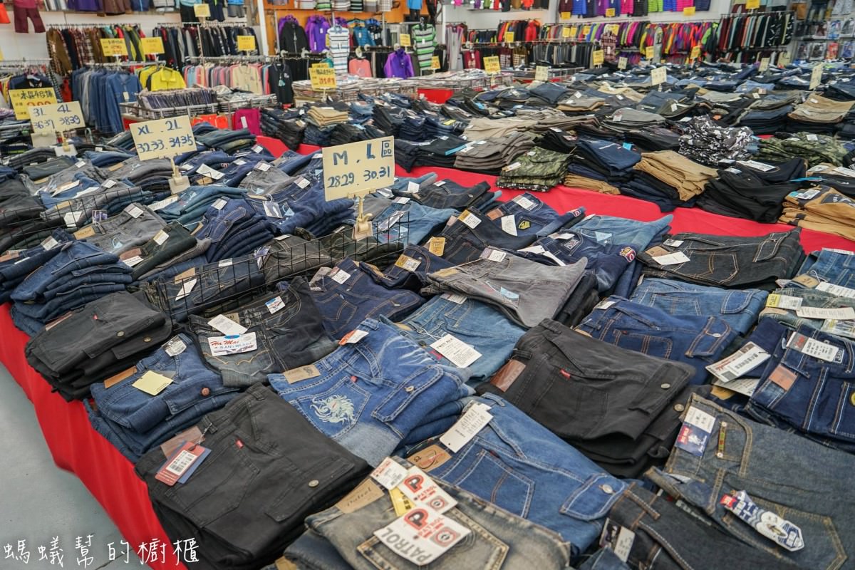 台中大里萬件牛仔褲特賣會|羽絨外套特價4折、工作鞋單一特價、企鵝鯊魚知名品牌POLO衫全面單一特價，眾多商品優惠中。
