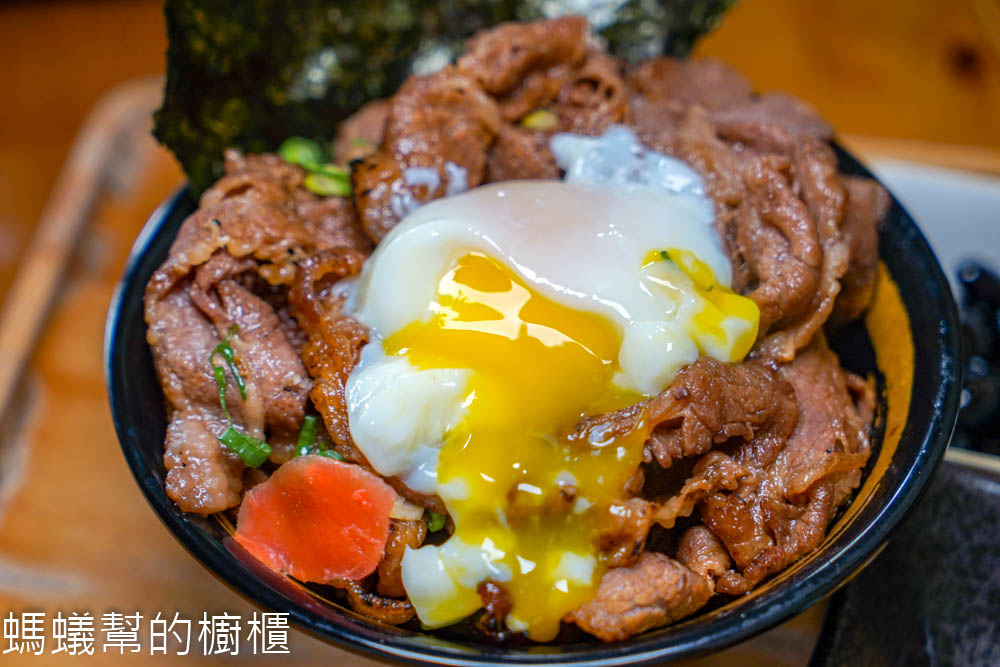 牛丁次郎坊x深夜裡的和魂燒肉丼 | 彰化市美味丼飯推薦，桌邊現烤肋眼牛排丼，平價消費奢華享受。