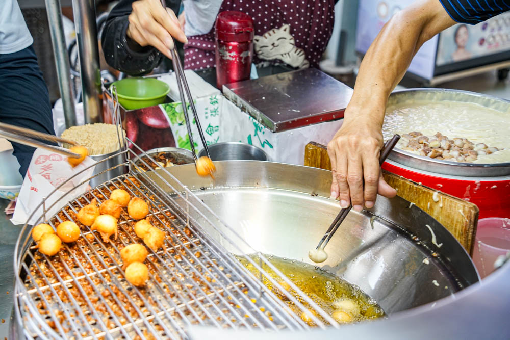 豐原廟東菱角酥 | 超人氣古早味小吃，外酥脆內鬆綿。