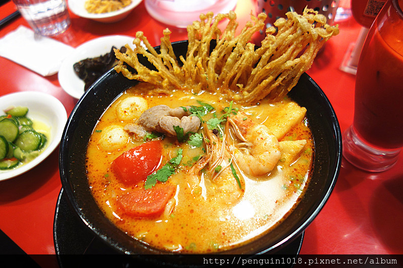 新光三越大心新泰式麵食；四道湯底麵食打天下，酸辣偏重口味特色南洋麵食，餐點水準不錯。