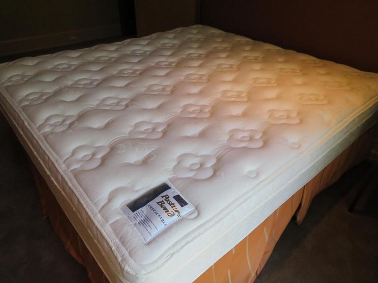 Auction Ohio Mattress & Box Spring Set