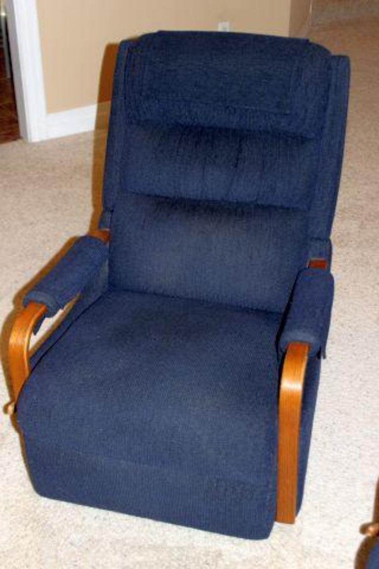 Auction Ohio Navy Blue Lazy Boy Recliner