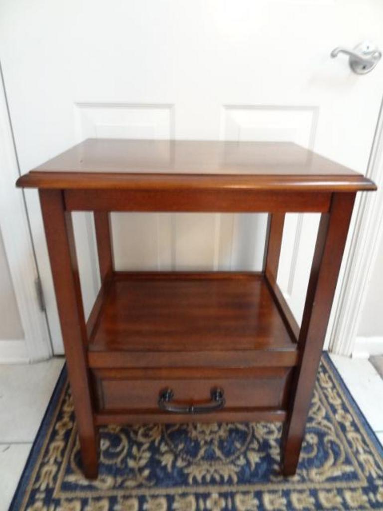 Auction Ohio Pier One Side Table