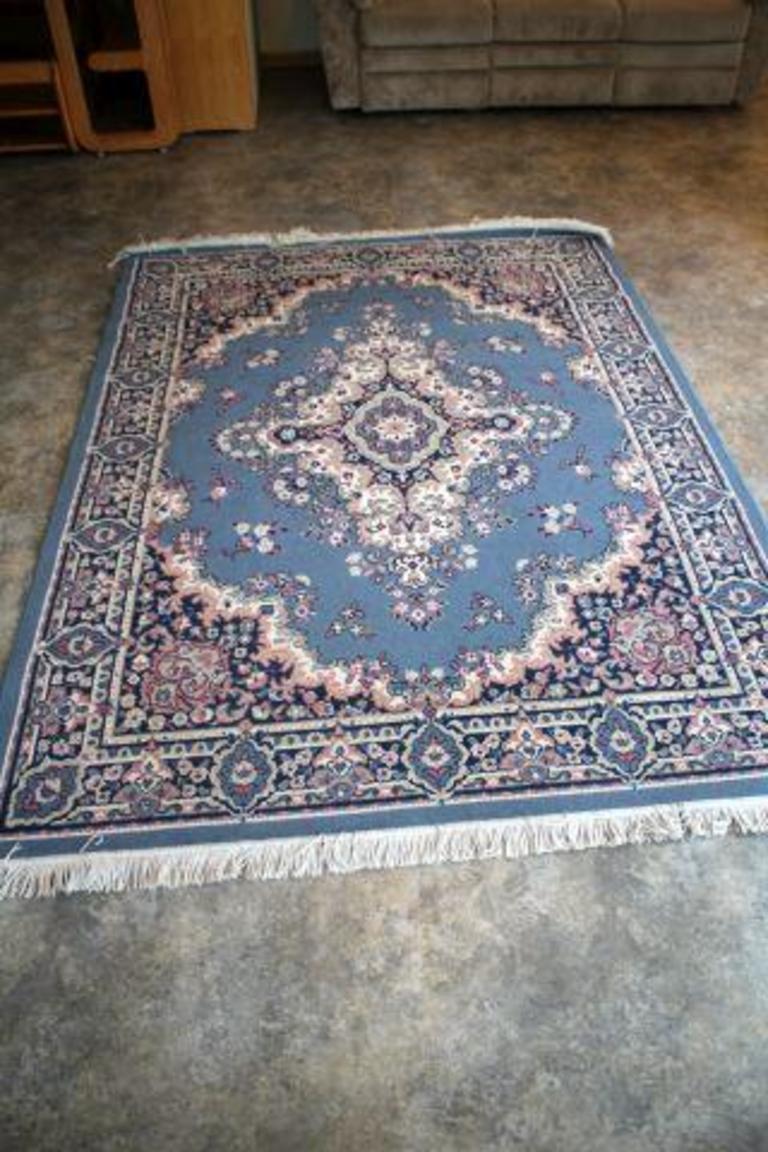 Auction Ohio AREA RUG